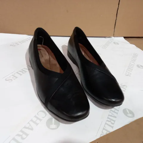 CLARKS DARCEY EASE BLACK LEATHER LOAFERS SIZE 6