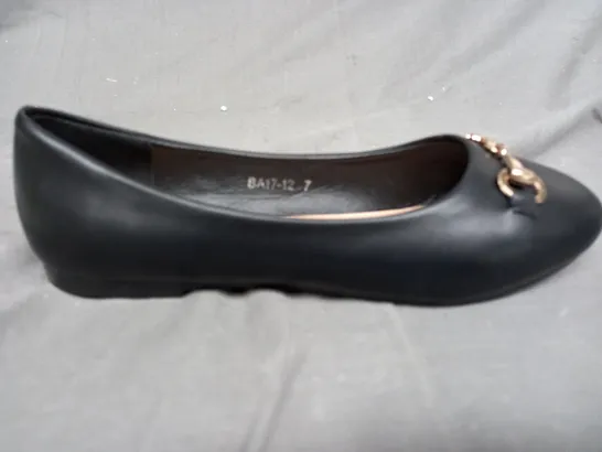 BOX OF APPROXIMATELY 10 KELSI SHOES IN BLACK - VARIOUS SIZES