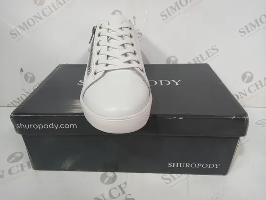 BOXED PAIR OF SHUROPODY SHOES IN WHITE UK SIZE 4