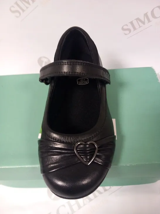 BOXED CLARKS DOLLY HEART CHILDS SIZE 8