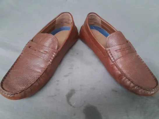 BOXED PAIR OF DESIGNER LEATHER LOAFERS IN BROWN UK SIZE 8