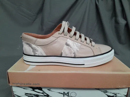 BOXED PAIR OF MODA IN PELLE ASTRIPE CREAM LEATHER TRAINERS - SIZE 6