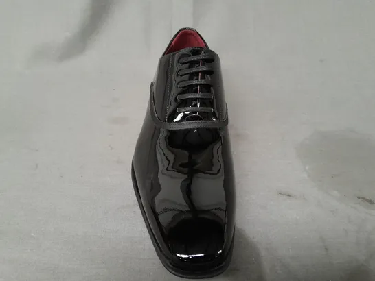 BOXED PAIR OF DUNE LONDON LACE-UP SHOES IN GLOSSY BLACK SIZE 7