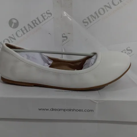 BOXED DREAMPAIRS SLIP ON WHITE SHOES - SIZE 9 