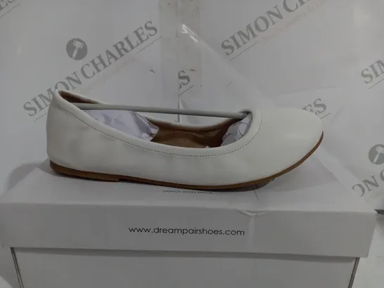 BOXED DREAMPAIRS SLIP ON WHITE SHOES - SIZE 9 