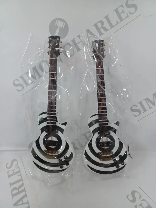 BOXED ALANO MINIATURE ELECTRIC GUITAR ORNAMENT TWIN PACK 	