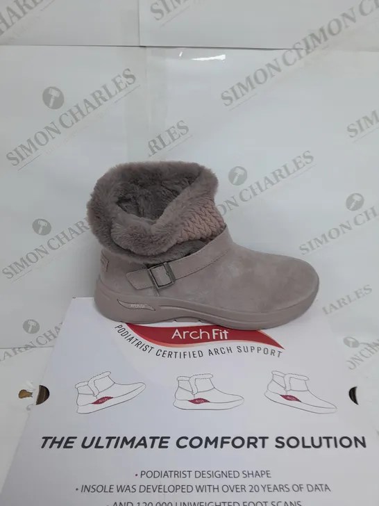 UNBOXED SKETCHERS ARCHFIT LINED FUR BOOTS SIZE 7