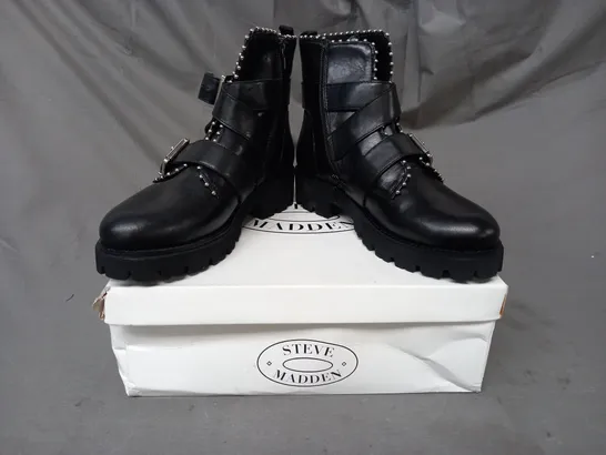 BOXED PAIR OF STEVE MADDEN HOOFY LEATHER ANKLE BOOTS IN BLACK EU SIZE 36