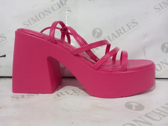 PAIR OF SCHUH OPEN TOE HIGH PLATFORM BLOCK HEEL SANDALS IN PINK SIZE UNSPECIFIED