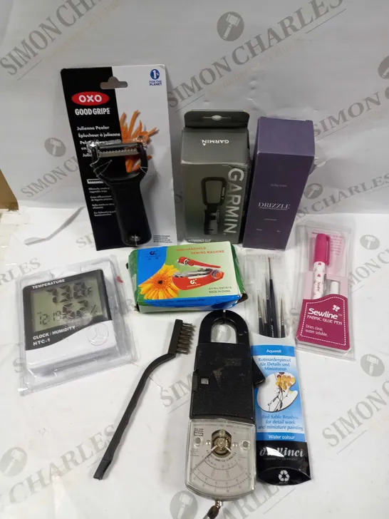 BOX OF APPROXIMATELY 15 ASSORTED HOUSEHOLD ITEMS TO INCLUDE HUMIDITY CLOCK, DRIZZLE HYDRATING MIST, WATER COLOUR PAINT BRUSHES ETC 