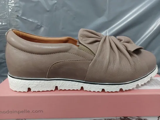 BOXED MODA IN PELLE ANETTE LEATHER BOW TWIST UPPER WITH FLEX SOLE TRAINERS IN TAUPE - SIZE 39