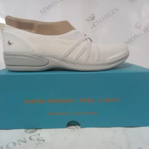 BOXED PAIR OF BZEES SHOES IN WHITE SIZE 7