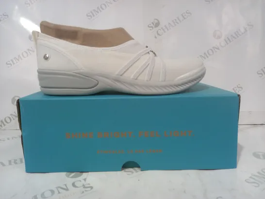 BOXED PAIR OF BZEES SHOES IN WHITE SIZE 7