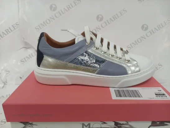 BOXED PAIR OF MODA IN PELLE AURAN TRAINERS IN BLUE/METALLIC SILVER SIZE 7