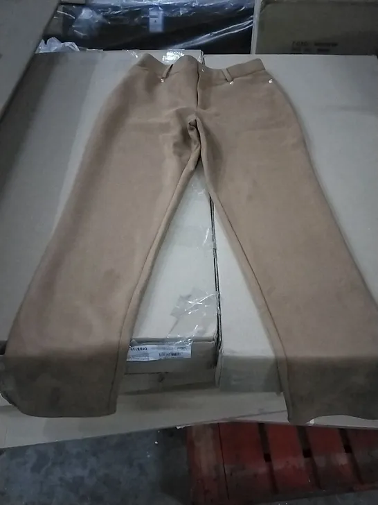 BOX OF APPROXIMATELY 20 MARLA WYNNE STRETCH FAUX SUEDE JEANS DARK CAMEL - SIZE 8