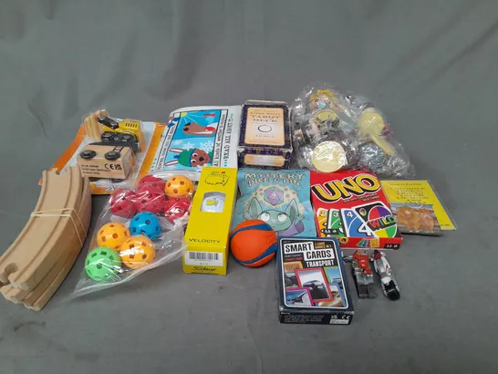 LOT OF ASSORTED TOYS AND GAMES TO INCLUDE UNO, WOODEN TRAIN TRACKS AND GOLF BALLS