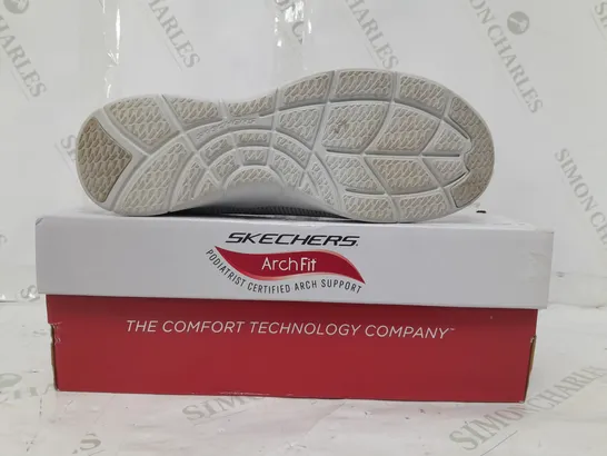 BOXED PAIR OF SKECHERS ARCH FIT TRAINERS IN GREY SIZE 6.5