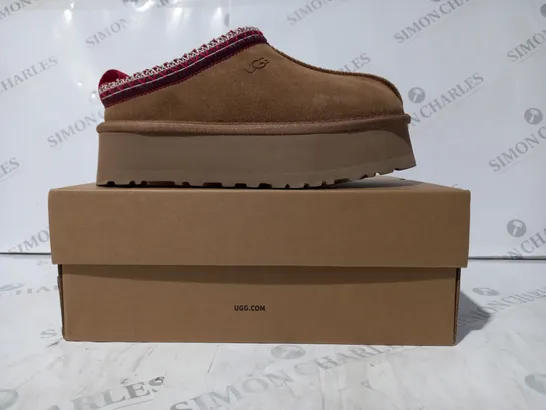 BOXED PAIR OF UGG WTAZZ SHOES IN TAN UK SIZE 4