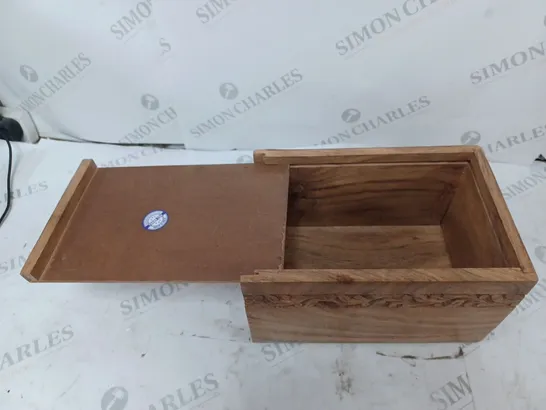 SLIDING WOODEN BOX WITH ENGRAVING DETAIL 