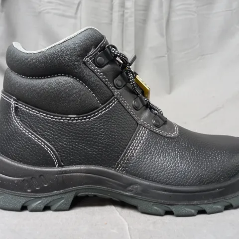 BOXED PAIR OF SAFETY JOGGER WORKS SAFETY BOOTS IN BLACK UK SIZE 8