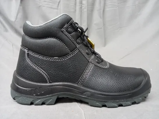 BOXED PAIR OF SAFETY JOGGER WORKS SAFETY BOOTS IN BLACK UK SIZE 8