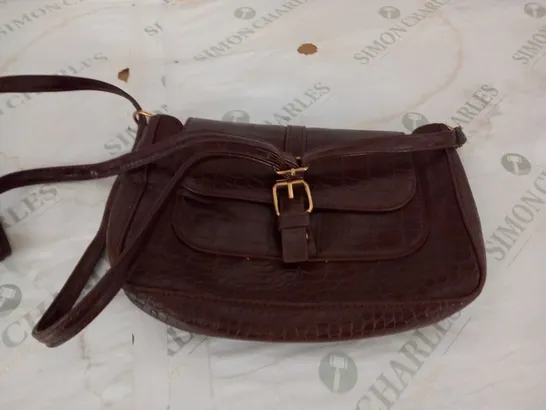 BROWN LEATHER STRAPPED BAG 