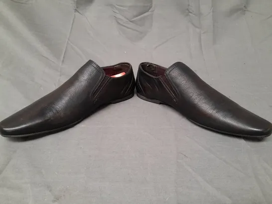 BOXED PAIR OF RED TAPE WALDON SLIP-ON SHOES IN BROWN SIZE 6