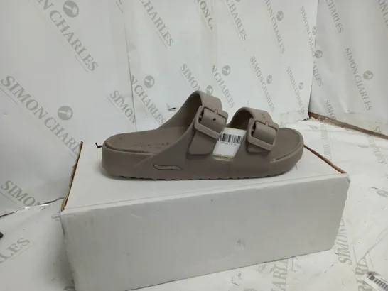 BOXED PAIR OF SKECHERS ARCH FIT FOAMIES SLIDE SANDALS IN DARK TAUPE SIZE 6