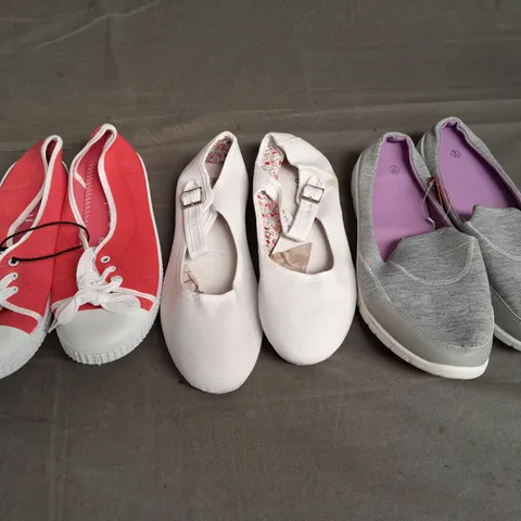 APPROXIMATELY 15 PAIRS OF LADIES SHOES. ASSORTED SIZES, COLOURS AND STYLES