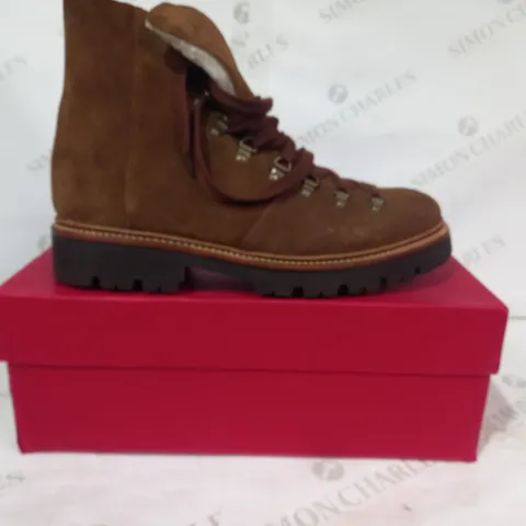 BOXED PAIR OF GRENSON BRADY SUEDE BOOTS IN BROWN SIZE 9