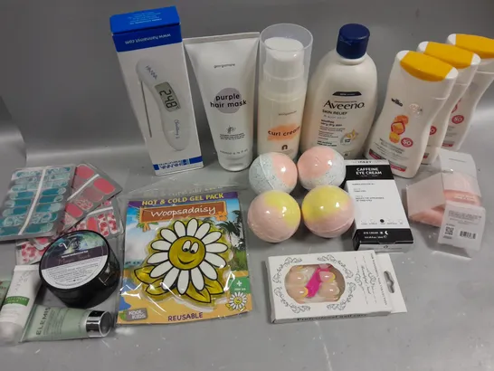 BOX OF APPROXIMATELY 15 COSMETIC ITEMS TO INCLUDE WILKO SUN LOTION , AVEENO BOBY WASH, BATH BOMBS , ETC 