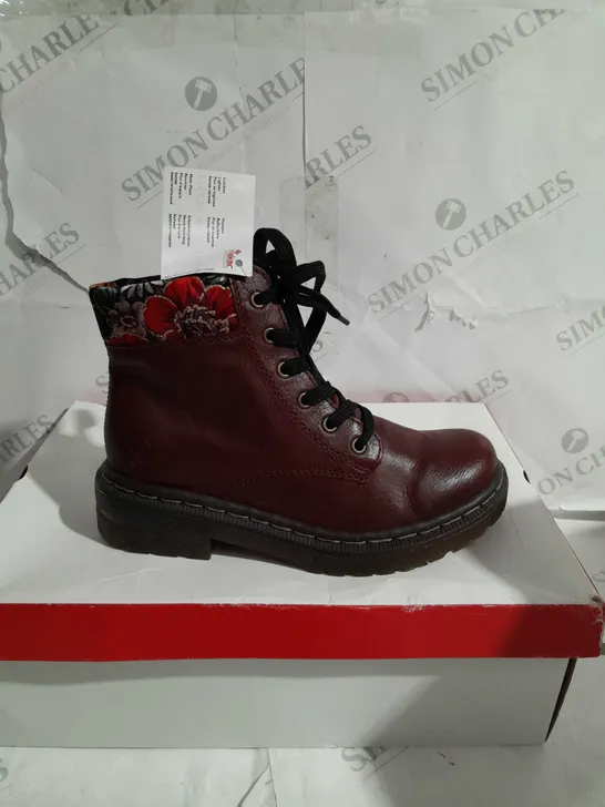 RIEKER RED INTEREST COLOUR BOOT SIZE 4 - BOXED 