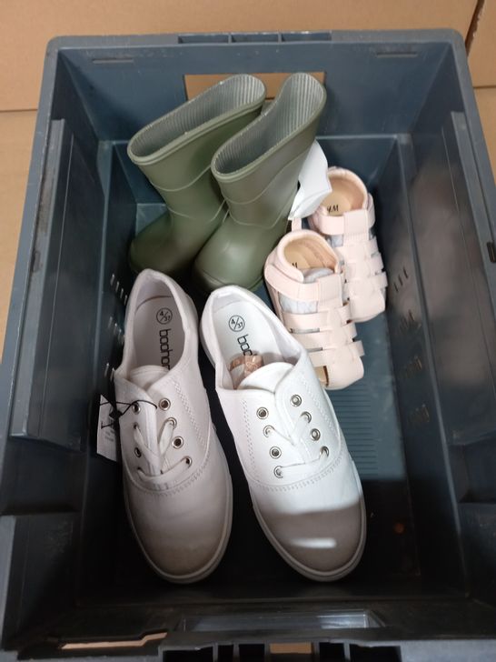 BOX OF CHILDREN'S SHOES - FROM TODDLER TO ADULT SIZE 4