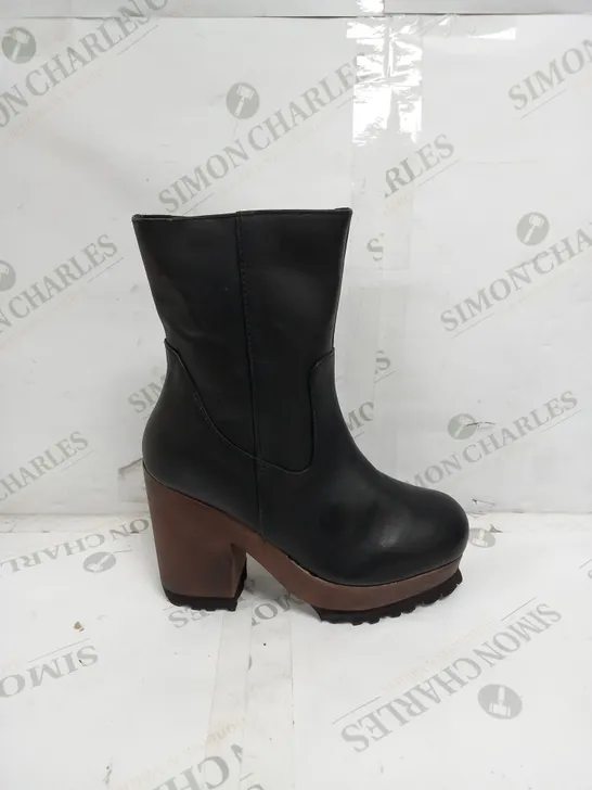 5 BOXED PAIRS OF SILENCE+NOISE WOOD BOTTOM LEATHER BOOTS TO INCLUDE SIZES 7, 8