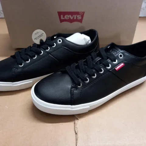 BOXED BRAND NEW LEVIS WOODWARD TRAINERS IN BLACK - 7.5 (41)