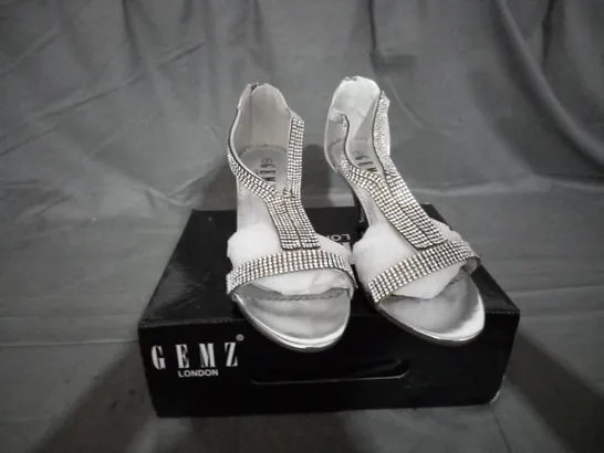 APPROXIMATELY 12 BOXED PAIRS OF GEMZ SILVER HEELED SANDALS IN VARIOUS SIZES TO INCLUDE SIZE 7 