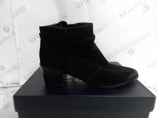 BOXED NATURALIZER GINA ANKLE BOOTS IN BLACK - SIZE 6