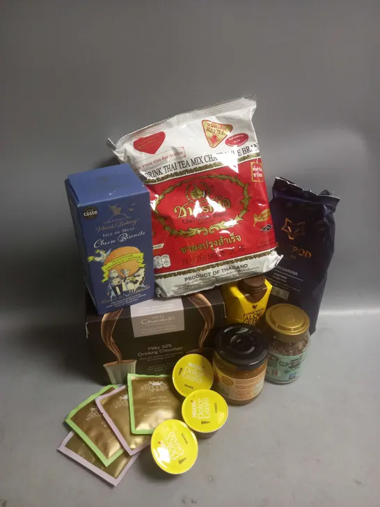 TOTE OF APPROX 12 ASSORTED FOOD ITEMS TO INCLUDE - CAFEPOD COFFEE BEANS SOUTH DEVON CHILLI CHUTNEY - HOTEL CHOCOLATE MILK DRINKING CHOCOLATE ETC