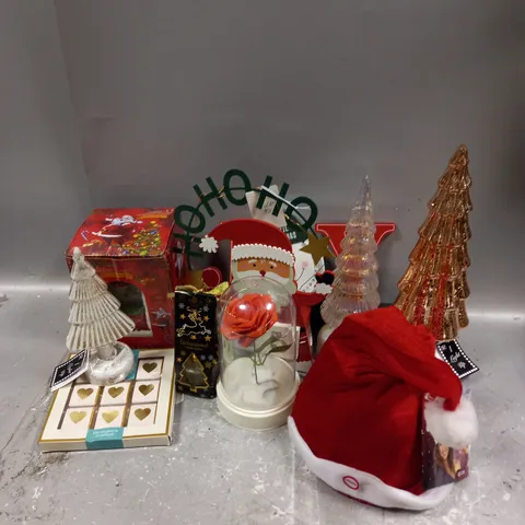 BOX OF APPROXIMATELY 10 ASSORTED CHRISTMAS ITEMS TO INCLUDE - SINGING & DANCING HAT - TREE LIGHT DECORATIONS - SNOW GLOBE - ETC