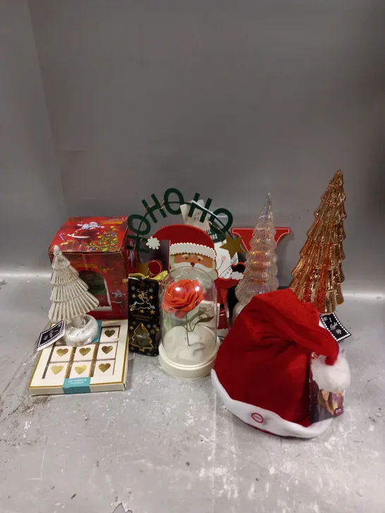 BOX OF APPROXIMATELY 10 ASSORTED CHRISTMAS ITEMS TO INCLUDE - SINGING & DANCING HAT - TREE LIGHT DECORATIONS - SNOW GLOBE - ETC