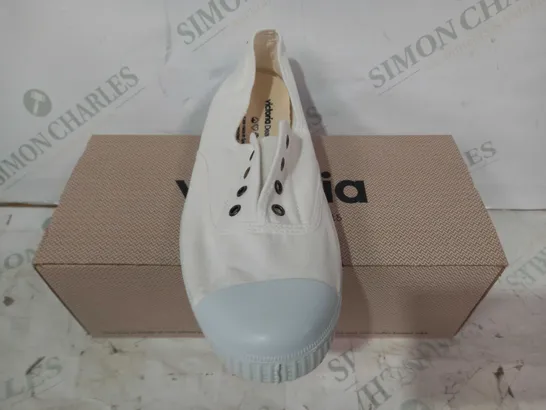 BOXED PAIR OF VICTORIA SHOES IN WHITE EU SIZE 39