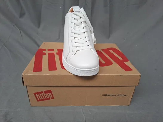 BOXED PAIR OF FITFLOP RALLY LEATHER SHOES IN WHITE UK SIZE 6.5