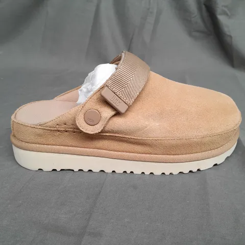 PAIR OF UGG GOLDENSTAR SUEDE CLOG SIZE 37