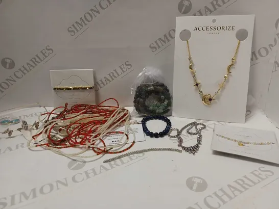 LOT OF APPROX 20 ASSORTED JEWELLERY ITEMS TO INCLUDE BUTTERFLY HEADBAND, ESTELLA BARTLETT LIVE AS YOU DREAM NECKLACE, BLUE BEADED BRACELET, ETC