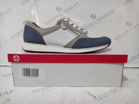 BOXED PAIR OF RIEKER TRAINERS IN LIGHT GREY/BLUE EU SIZE 40