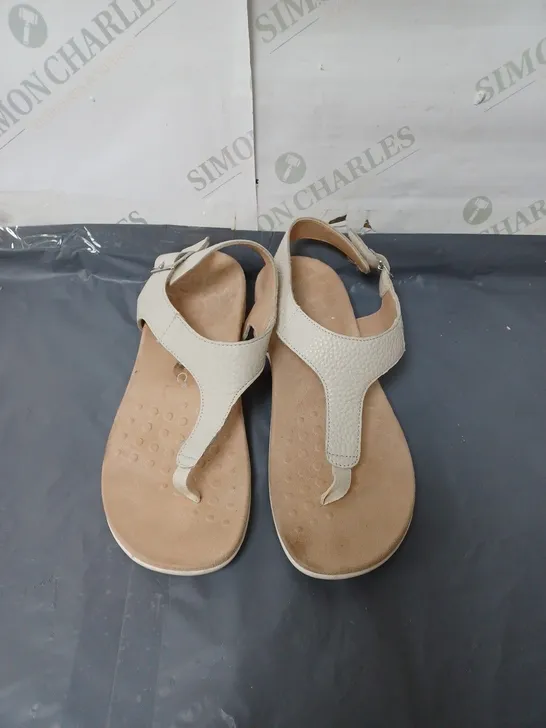 VIONIC LADIES SANDALS CREAM SIZE 7