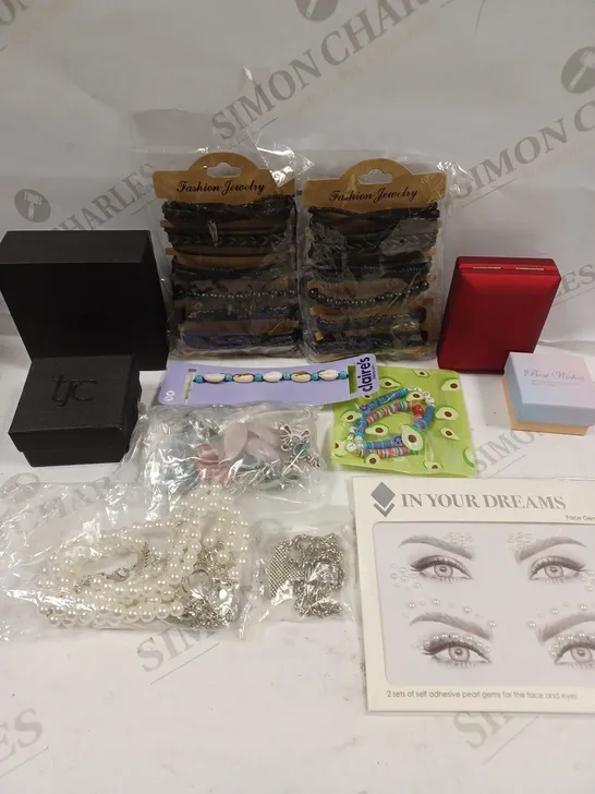 BOXED LOT TO CONTAIN APPROX. 20 X ASSORTED ITEMS OF JEWELLERY. INCLUDES NECKLACES, BRACELETS ETC. BRANDS VARY 