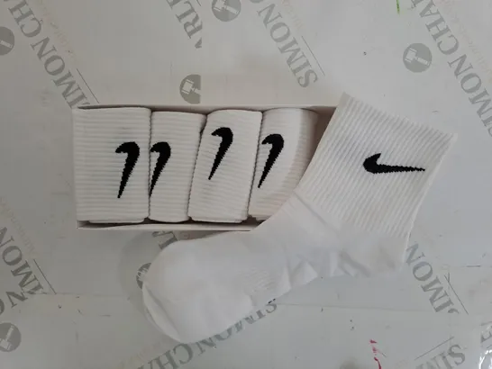 BOXED PAIR OF 5 NIKE ANKLE SOCKS IN WHITE 