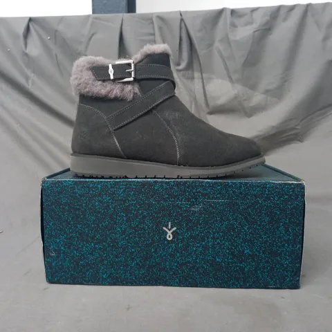 BOXED PAIR OF EMU AUSTRALIA SUEDE ANKLE BOOTS IN GREY SIZE 5