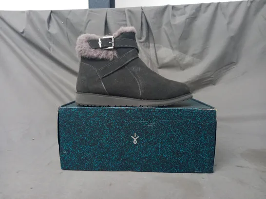 BOXED PAIR OF EMU AUSTRALIA SUEDE ANKLE BOOTS IN GREY SIZE 5